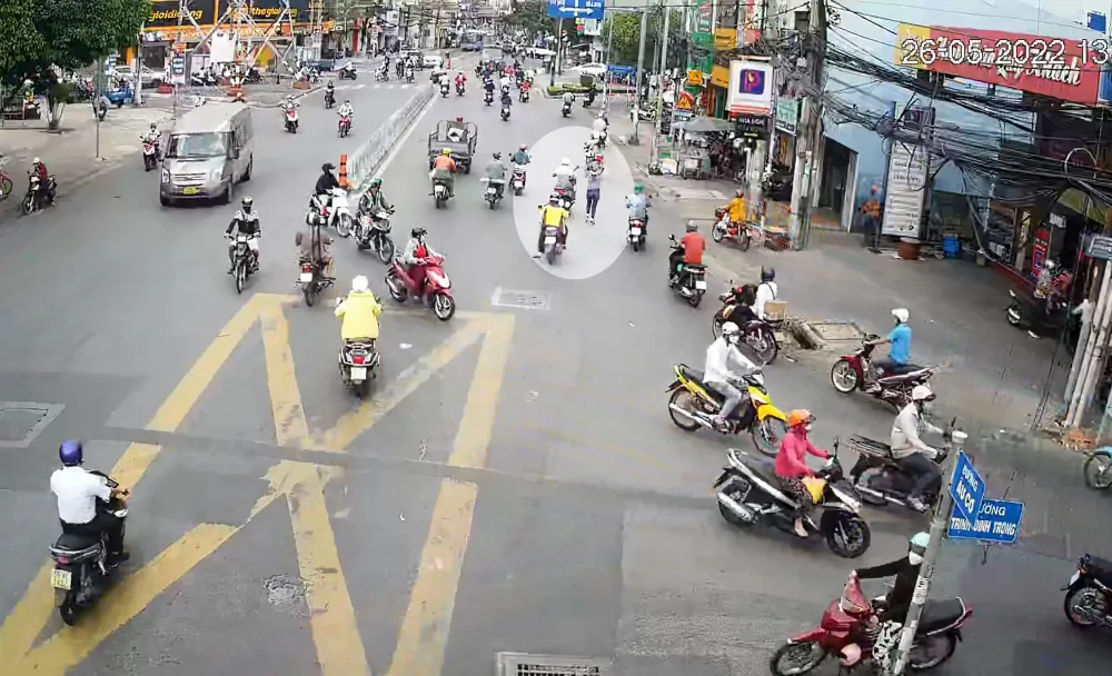 Nạn nhân chạy bộ đuổi theo nhưng lúc này cướp giật đã chạy xa. Ảnh chụp từ clip Nạn nhân chạy bộ đuổi theo nhưng lúc này cướp giật đã chạy xa. Ảnh chụp từ clip