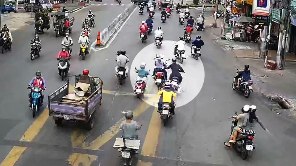 Nam thanh niên áp sát, cướp giật túi xách của một phụ nữ trên đường Âu Cơ. Ảnh chụp từ clip Nam thanh niên áp sát, cướp giật túi xách của một phụ nữ trên đường Âu Cơ. Ảnh chụp từ clip