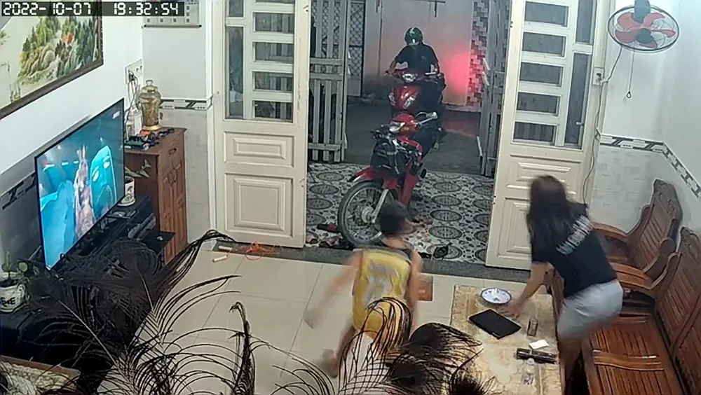 Chị B lao ra hô hoán bắt trộm thì nam thanh niên bỏ lại xe, tháo chạy. Ảnh chụp từ clip Chị B lao ra hô hoán bắt trộm thì nam thanh niên bỏ lại xe, tháo chạy. Ảnh chụp từ clip