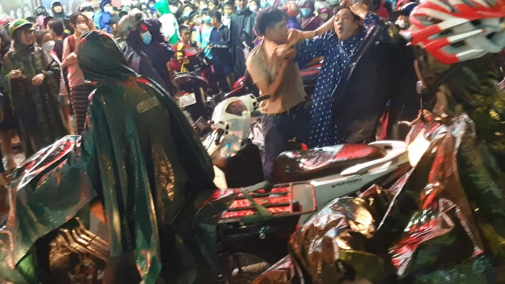 Mặc cho người xung quanh can ngăn, hô hoán, cả hai vẫn tiếp tục đánh nhau. Ảnh: NT