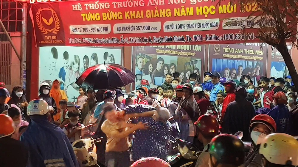 Hai người đàn ông xông vào đánh nhau dữ dội ngay trước trung tâm anh ngữ lúc các em nhỏ tan học. Ảnh: NT