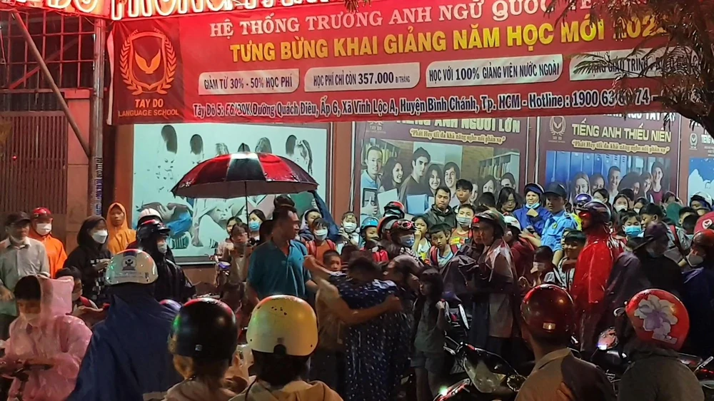 Trong lúc nhiều người bấm còi, la hét vì kẹt xe, hai người này vẫn tiếp tục đánh nhau. Ảnh: NT