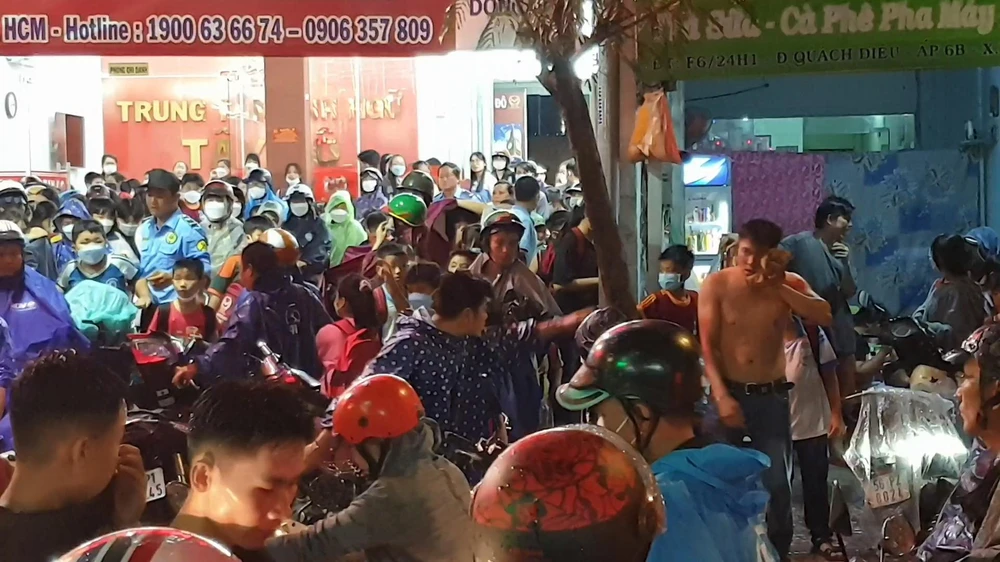 Sau khi được người xung quanh can ngăn, hai người này rời đi. Một người bị xây xát, chảy máu. Ảnh: NT