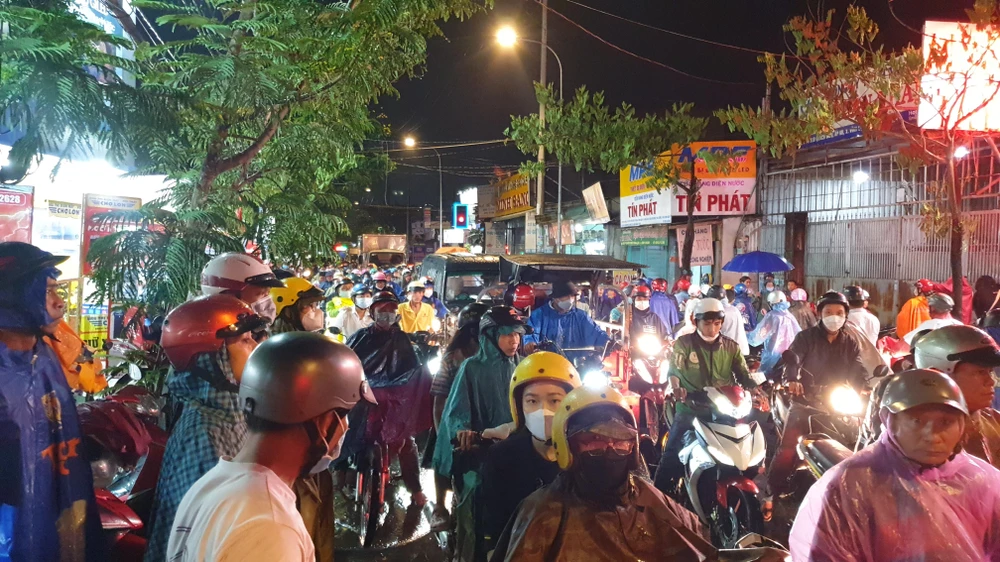 Ảnh hưởng từ vụ việc khiến giao thông qua khu vực kẹt cứng. Ảnh: NT