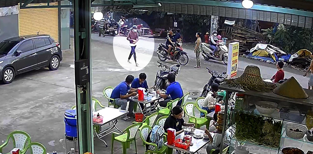 Nam học sinh sau khi bị đánh thì đi bộ hướng về Trường THPT Bình Tân. Ảnh cắt từ clip