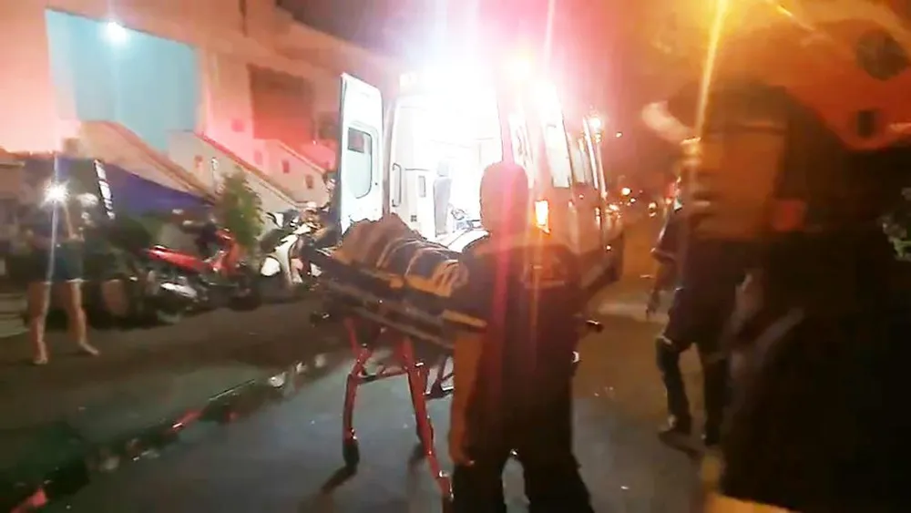 Nạn nhân được đưa đến bệnh viện cấp cứu sau đó. Ảnh: PC07