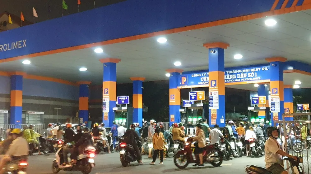 Do nhiều cây xăng đóng cửa, người dân không mua được xăng nên khi có cơ hội thì mua nhiều để tích trữ, tiềm ẩn nguy cơ mất an toàn. Ảnh: NT
