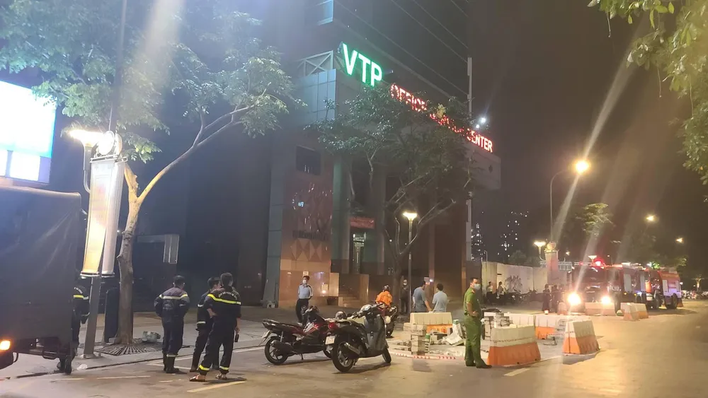 Cảnh sát PCCC nhanh chóng có mặt xử lý sự cố cháy ở tòa nhà. Ảnh: NY