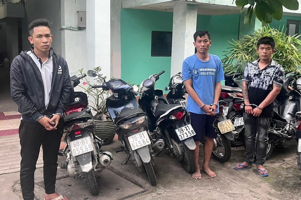 trộm cắp xe máy ở các cửa hàng tiện lợi