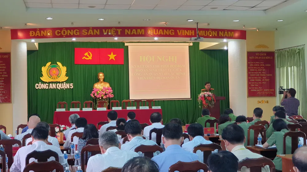 Công an quận 5 và các bệnh viện trên địa bàn phối hợp đảm bảo an ninh trật tự. Ảnh: NT