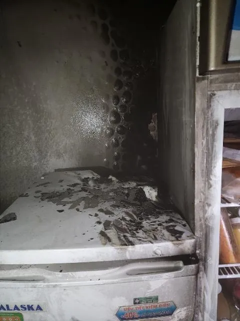 Hỏa hoạn xuất phát từ tủ cấp đông ở lầu 10 của tòa nhà. Ảnh: CA