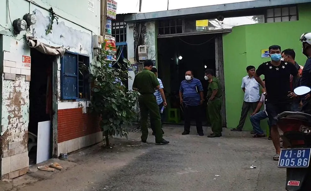 Công an sau đó có mặt khám nghiệm hiện trường, điều tra nguyên nhân vụ việc. Ảnh: NT