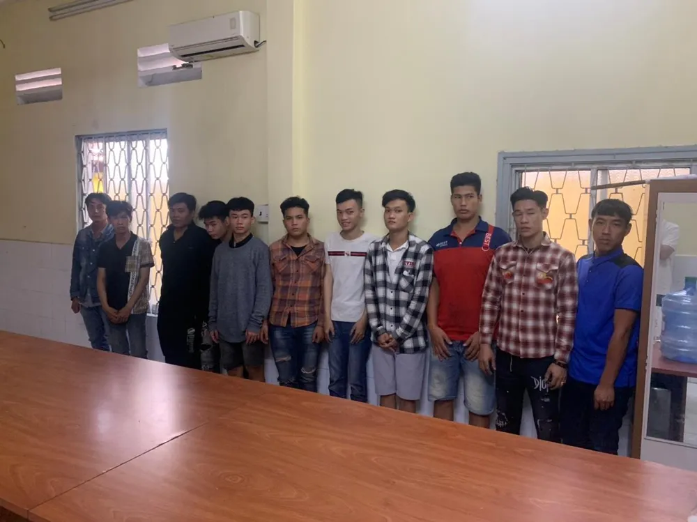 Nhóm người cầm hung khí gây náo loạn con hẻm ở Hóc Môn hiện đã bị công an triệu tập, làm việc. Ảnh: CA