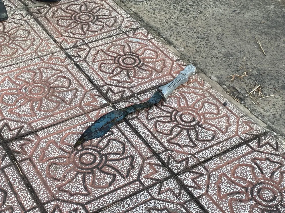 Cây mã tấu sau đó được cảnh sát tìm thấy. Ảnh: CA