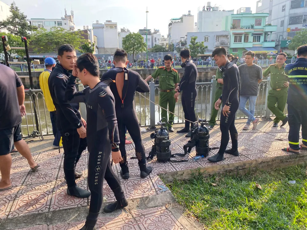 Cảnh sát PCCC và CNCH, Công an TP.HCM phối hợp với Công an quận 3 tìm kiếm một cây mã tấu trong vụ cố ý gây thương tích. Ảnh: CA