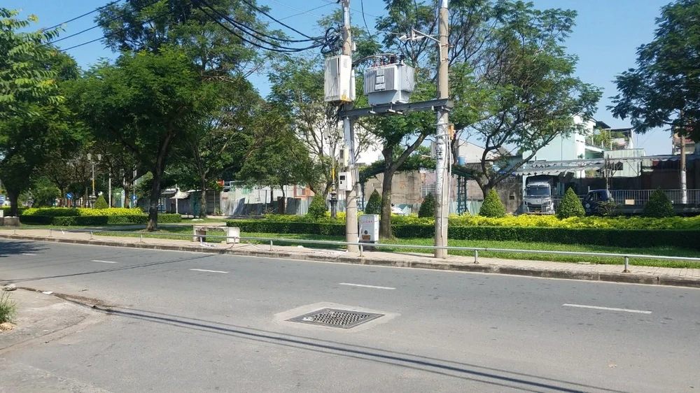 Khu vực phát hiện thi thể người đàn ông là bãi cỏ trên đường Kênh Nước Đen, quận Bình Tân. Ảnh: HT