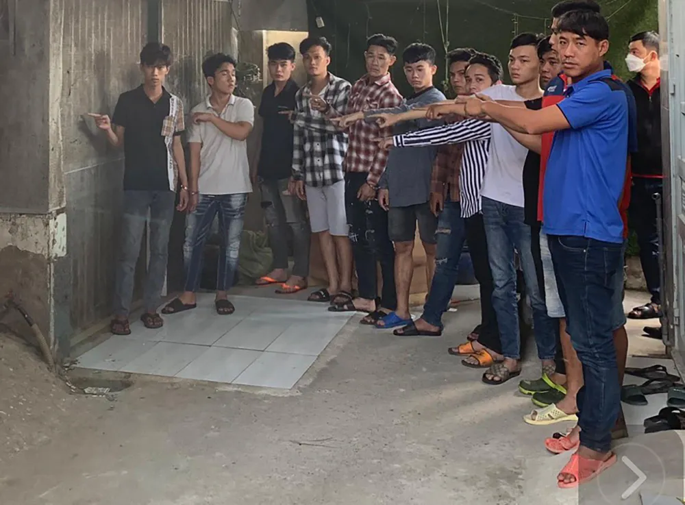 Công an đưa những người này về hiện trường để xác định địa điểm rượt đuổi, đánh nhau. Ảnh: CA