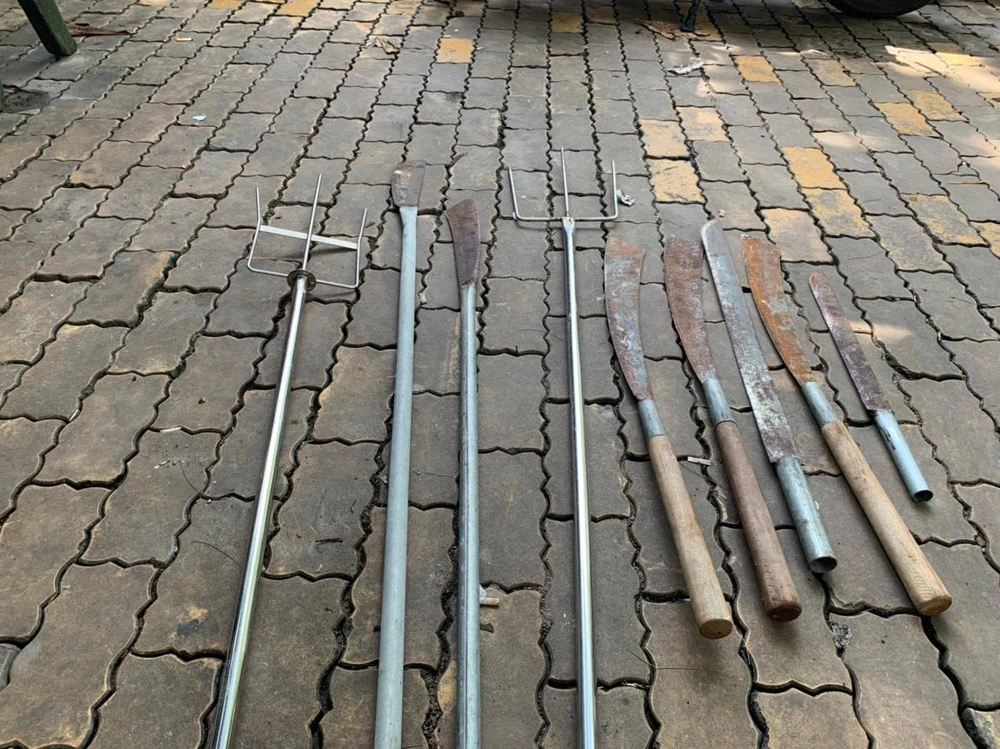 Tang vật gồm nhiều mã tấu, ba chĩa... bị công an thu giữ. Ảnh: CA