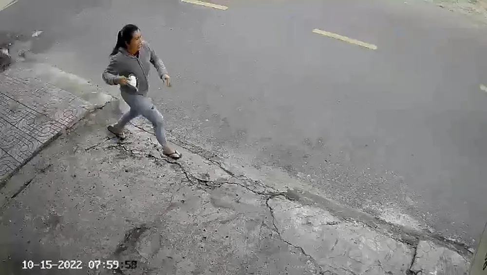 Chị Y đuổi theo, hô hoán nhưng không kịp. Ảnh chụp từ clip Chị Y đuổi theo, hô hoán nhưng không kịp. Ảnh chụp từ clip