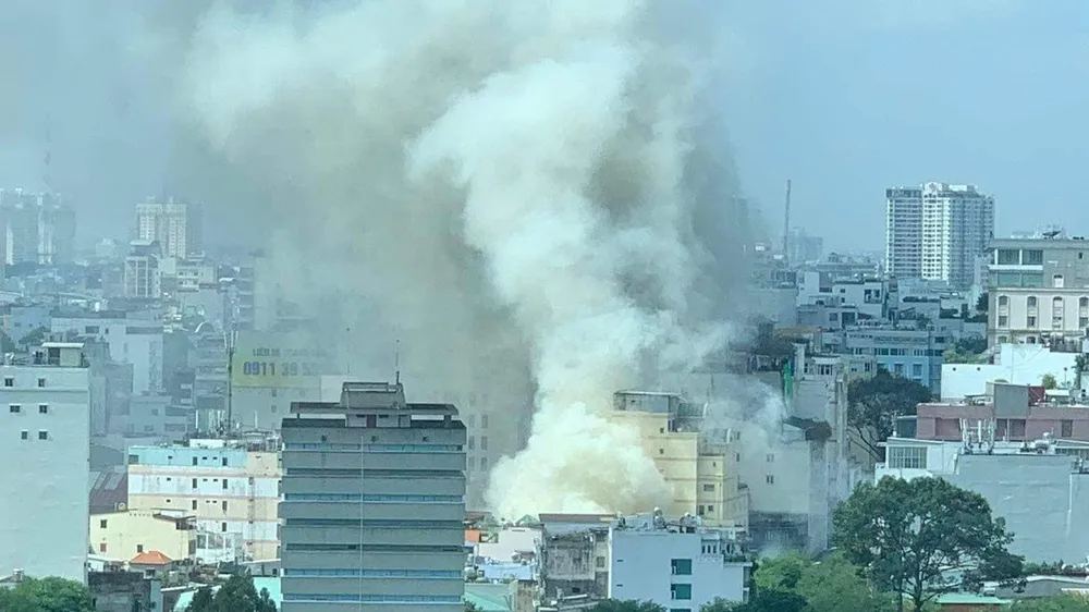 Khói lửa bùng lên từ quán bar trên đường Thủ Khoa Huân, quận 1. Ảnh: NY