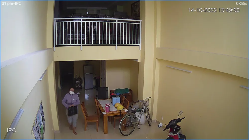 Người giúp việc mang tài sản của gia đình bà L đi mất. Ảnh chụp từ clip