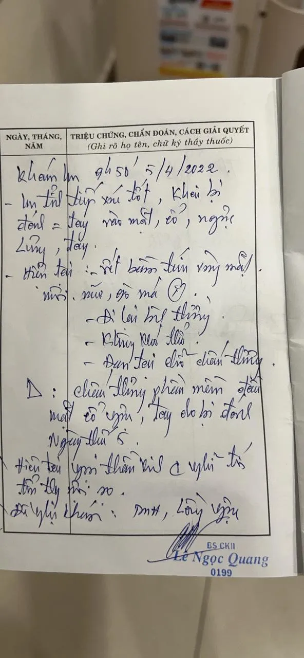 Em P sau đó được gia đình đưa đến bệnh viện thăm khám với các vết bầm tím trên cơ thể. Ảnh: GĐCC Em P sau đó được gia đình đưa đến bệnh viện thăm khám với các vết bầm tím trên cơ thể. Ảnh: GĐCC