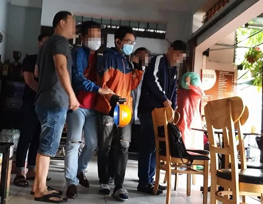 Thanh tra Công an TP.HCM đã mật phục, đưa về trụ sở với nam thanh niên đi giao CCCD gắn chip được làm &quot;dịch vụ&quot;. Ảnh PLO