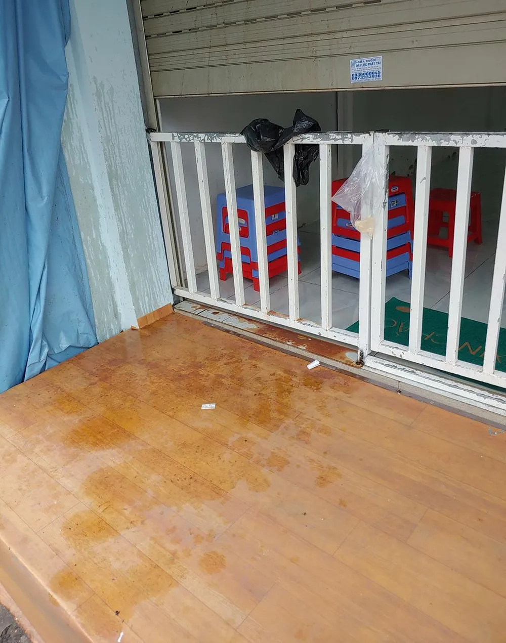 Anh A cho biết mới đây, vợ của mình cũng bị người lạ nhắn tin đe dọa rồi bị tạt sơn, chất bẩn. Ảnh: GĐCC Anh A cho biết mới đây, vợ của mình cũng bị người lạ nhắn tin đe dọa rồi bị tạt sơn, chất bẩn. Ảnh: GĐCC