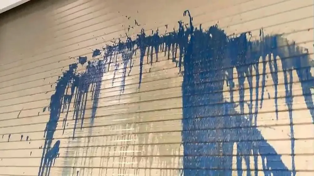 Mắm tôm, sơn, nhớt loang lỗ khắp cửa căn nhà anh A thuê. Ảnh: NDCC Mắm tôm, sơn, nhớt loang lỗ khắp cửa căn nhà anh A thuê. Ảnh: NDCC