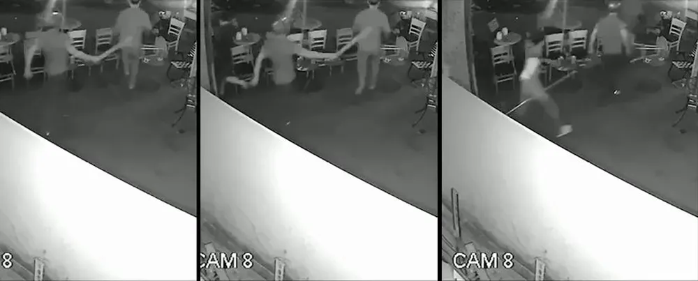 Nhóm thanh niên cầm mã tấu, dao phóng lợn, ba chĩa xông vào quán cà phê khiến khách tháo chạy. Ảnh: Chụp từ clip