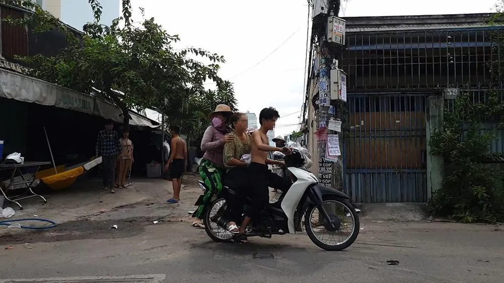 Người phụ nữ bị thương được đưa vào bệnh viện cấp cứu. Ảnh: NT