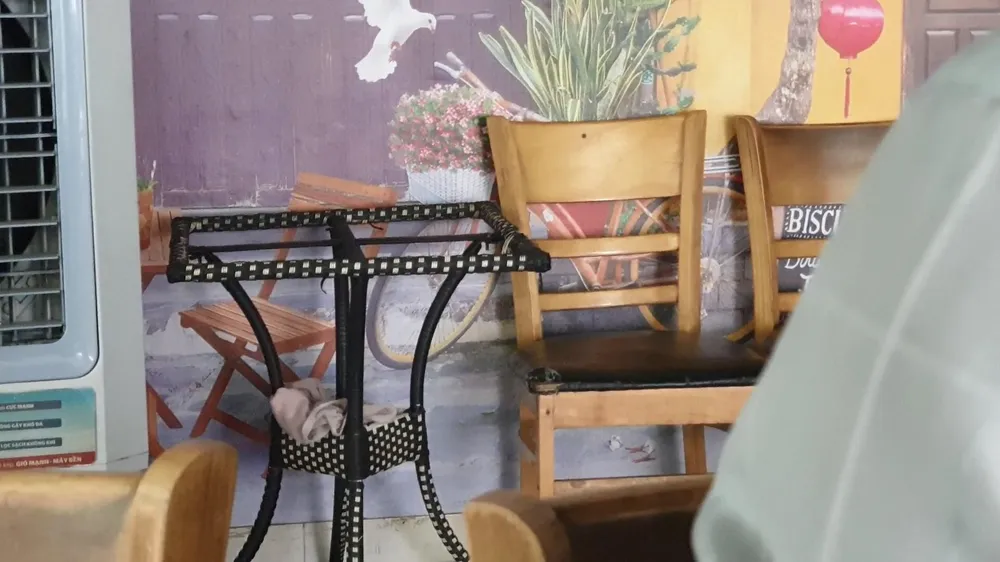 Nhóm này đã đập vỡ mặt kính bàn uống nước tại quán. Ảnh: NT