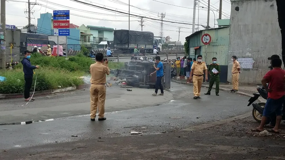 Công an sau đó có mặt xử lý hiện trường, điều tra nguyên nhân. Ảnh: HT
