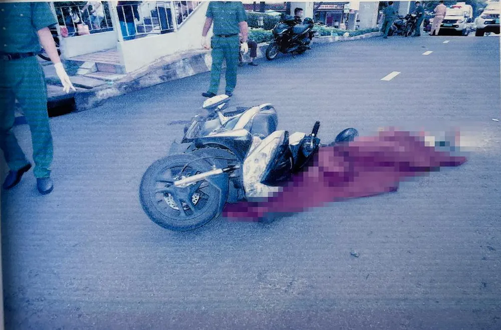 Hiện trường vụ tai nạn khiến người đàn ông ngoại quốc tử vong. Ảnh: CA Hiện trường vụ tai nạn khiến người đàn ông ngoại quốc tử vong. Ảnh: CA