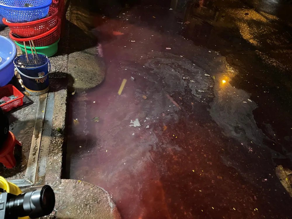 Đến tối cùng ngày, nước mới bắt đầu rút dần. Ảnh: HT Đến tối cùng ngày, nước mới bắt đầu rút dần. Ảnh: HT