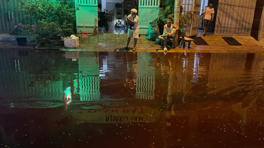 Mưa lớn khiến một số tuyến đường ở Tân Phú ngập trong làn nước màu đỏ. Ảnh: HT Mưa lớn khiến một số tuyến đường ở Tân Phú ngập trong làn nước màu đỏ. Ảnh: HT