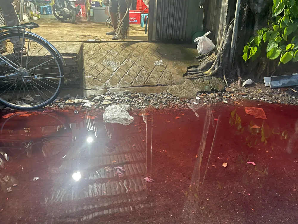 Một số người dân cho biết, đây là lần đầu xuất hiện tình trạng nước ngập có màu đỏ như vậy. Ảnh: HT Một số người dân cho biết, đây là lần đầu xuất hiện tình trạng nước ngập có màu đỏ như vậy. Ảnh: HT