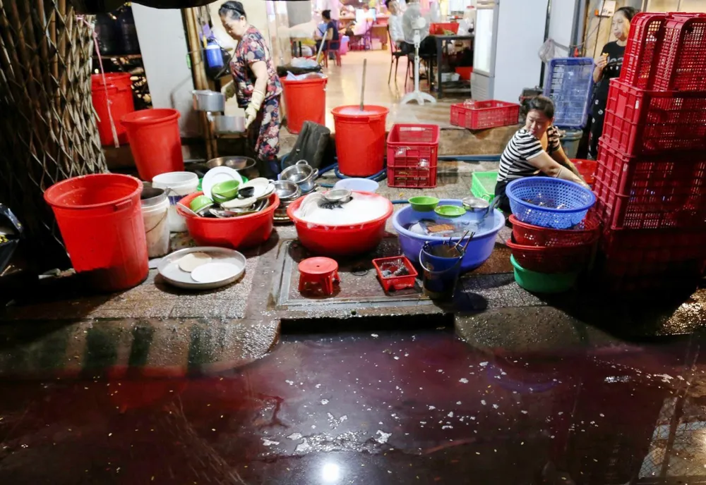 Nước bốc mùi hóa chất, nổi váng khiến người dân lo lắng. Ảnh: HT Nước bốc mùi hóa chất, nổi váng khiến người dân lo lắng. Ảnh: HT