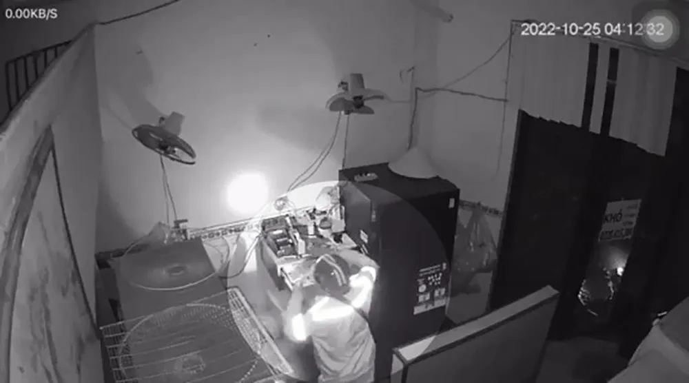 Nam thanh niên đột nhập vào tiệm giặt là vào lúc rạng sáng để trộm tiền. Ảnh chụp từ clip