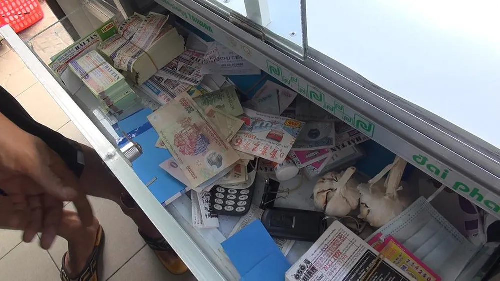 Hộc tủ nơi anh T đựng tiền và vé số trúng giải. Ảnh: NT