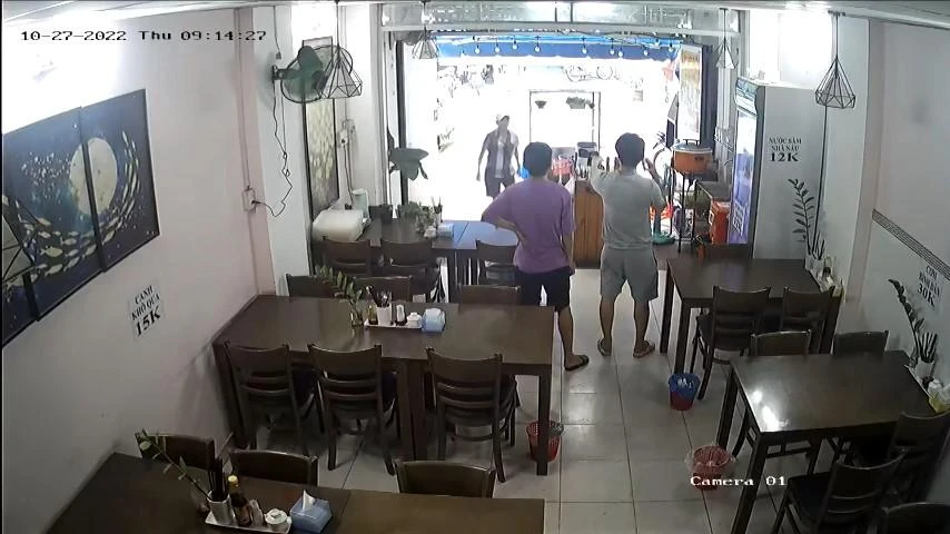 Người phụ nữ đã mang chiếc điện thoại lấy trước đó trả lại cho anh D. Ảnh chụp từ clip