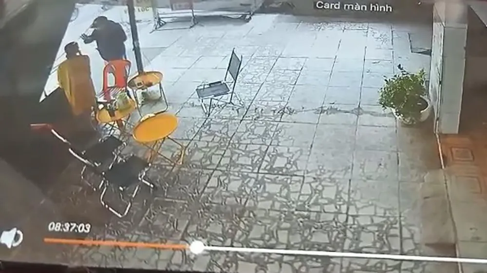 Người đàn ông ra hiệu cho chị H, lấy vé số, tiền. Ảnh chụp từ clip