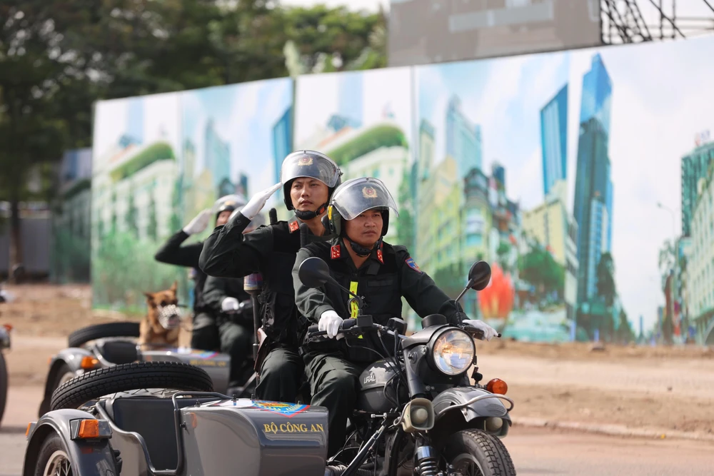Lực lượng cảnh sát cơ động điều khiển xe đặc chủng chở chó nghiệp vụ diễu hành trên đoạn đường dài khoảng 300 m trong khu tái định cư.