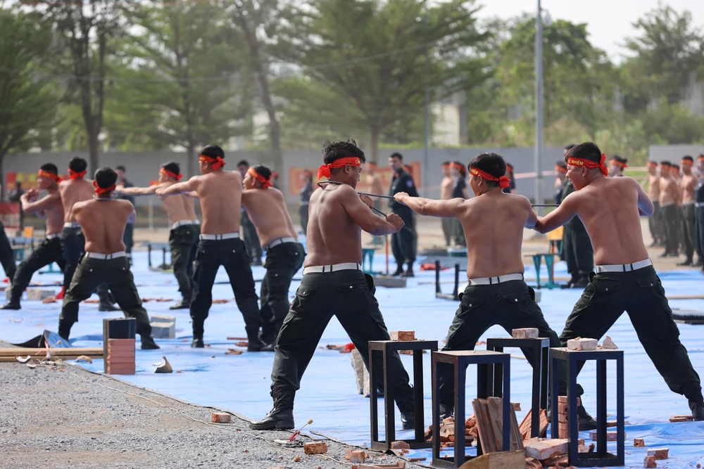 Các tiết mục như dùng cổ uốn cong thanh sắt, đi chân trần trên thủy tinh cũng được thực hiện thành thục.