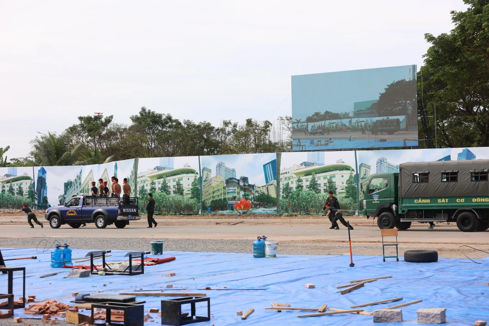 Các nữ cảnh sát đặc nhiệm vận khí công kéo xe.