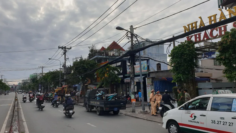 Cảnh sát giao thông có mặt xử lý hiện trường. Ảnh: NT Cảnh sát giao thông có mặt xử lý hiện trường. Ảnh: NT