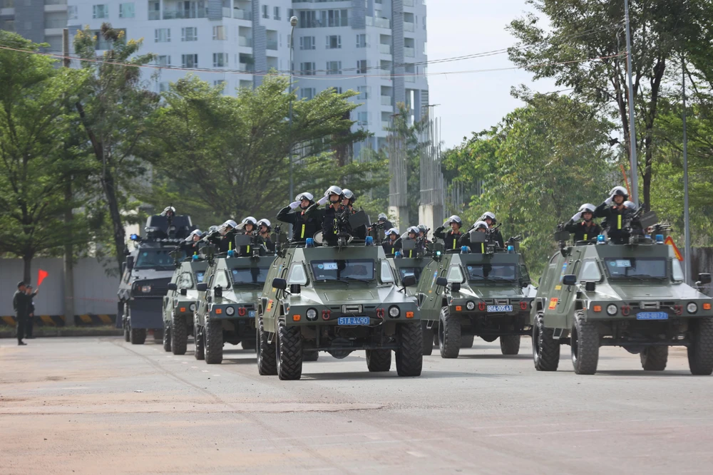 Đoàn xe thiết giáp tham gia diễu hành qua khu vực khán đài.