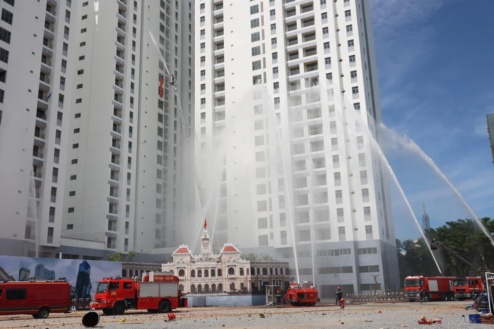 Ngoài ra, Công an TP.HCM cũng tổ chức diễn tập PCCC và CNCH trên tòa nhà cao tầng.