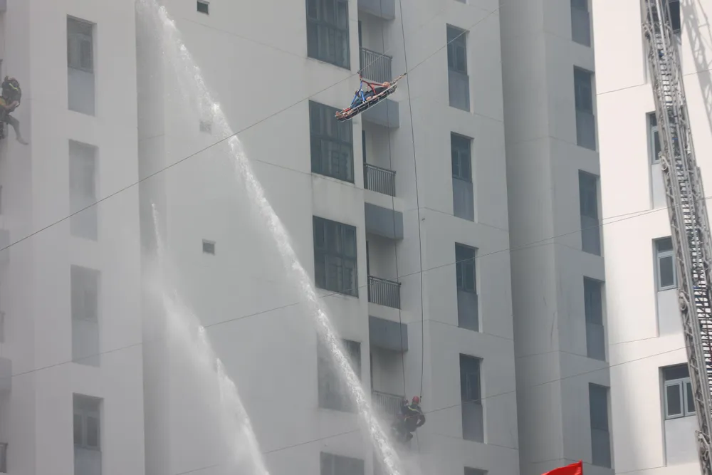 Cảnh sát dùng dây di chuyển người trên các tầng cao của tòa nhà trong tình huống diễn tập.