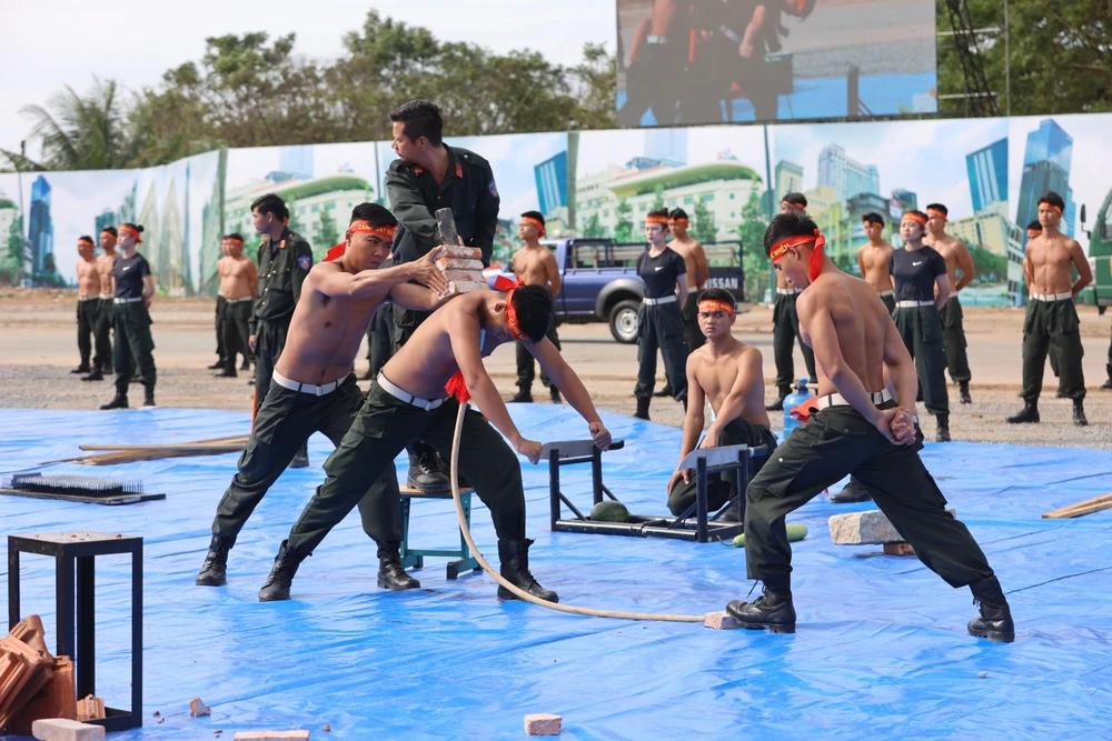 Trong đó có tiết mục dùng yết hầu bẻ cong thanh thép.